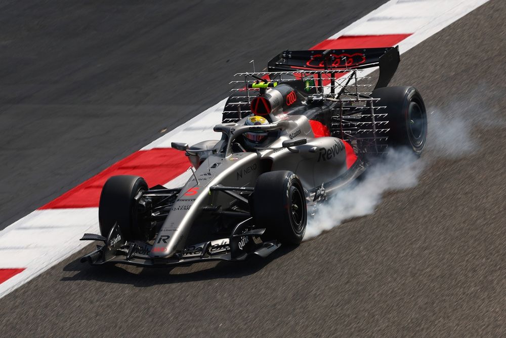 Bortoleto, Audi R26, con i due attuatori dell'aerodinamica mobile sull'ala anteriore