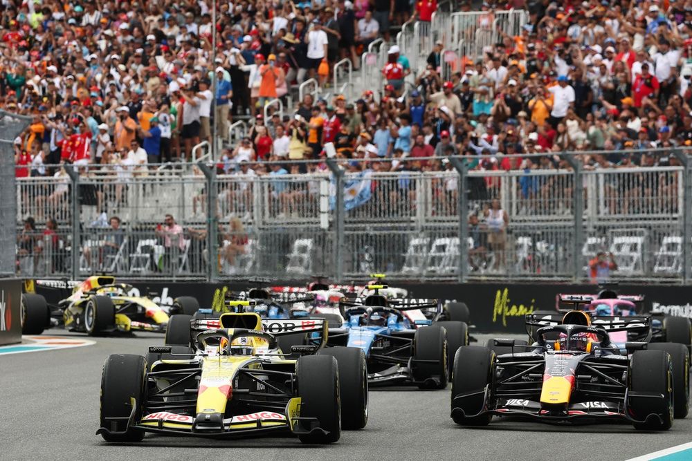 Liam Lawson, instantes después del intento de adelantamiento de Max Verstappen.