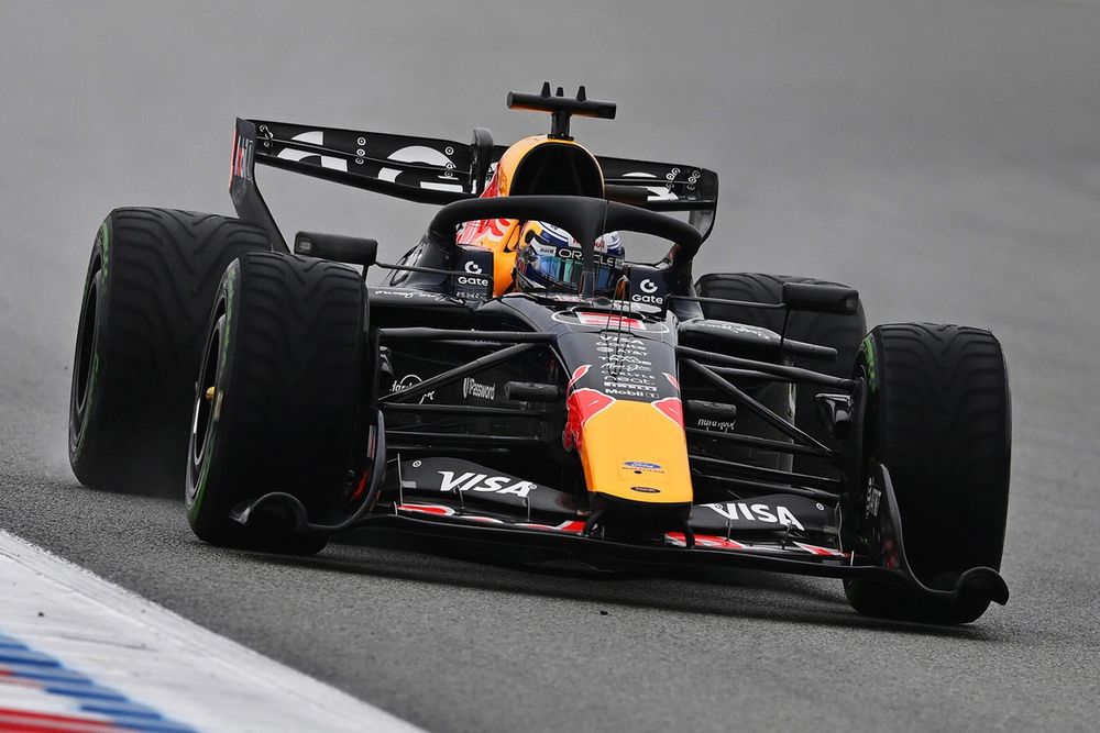 Regen zorgt voor rustige testdag met Max Verstappen in Barcelona, Hadjar crasht
