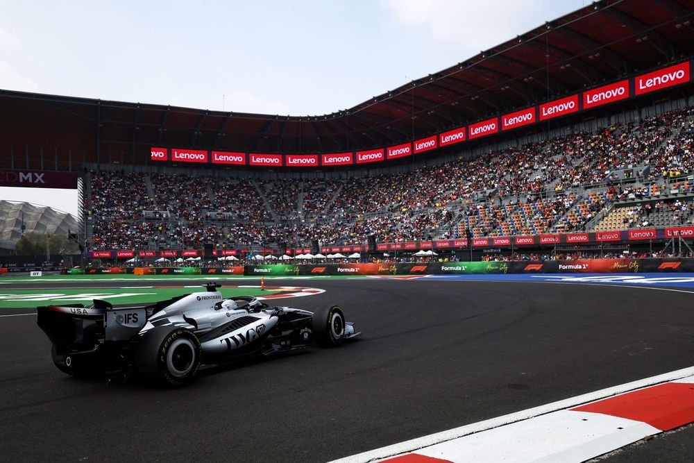 Charles Leclerc a bordo de su Ferrari en la pista del Autódromo Hermanos Rodríguez