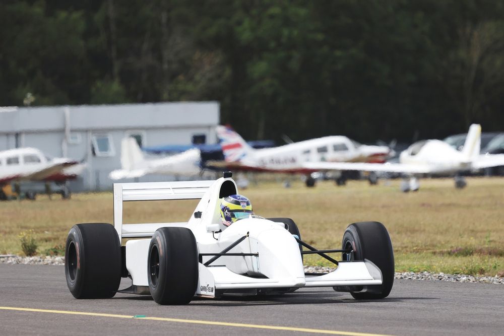  McLaren Racing Heritage driver Garofall gets the
V12 wound up
at Blackbushe