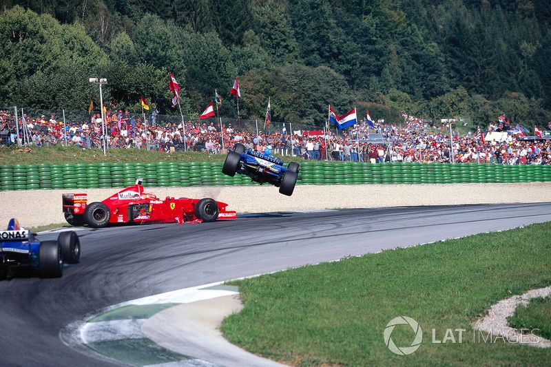 Eddie Irvine reed in Oostenrijk met de F310B die nu geveild wordt.