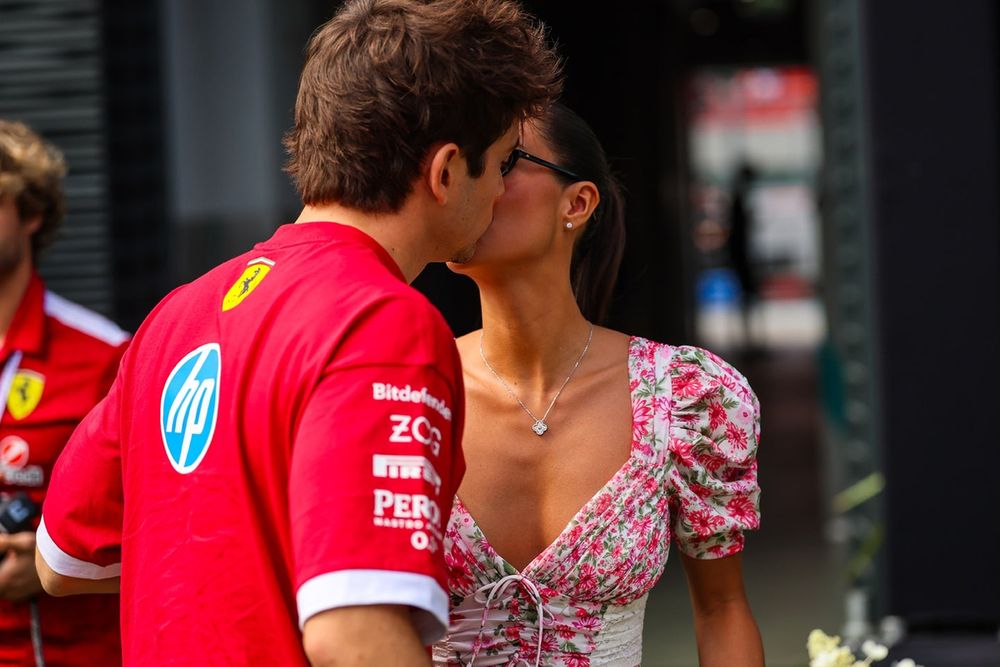 Charles Leclerc con la fidanzata Alexandra Saint Mleux 