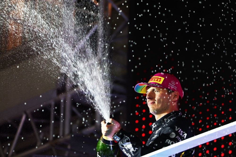 Max Verstappen, Red Bull Racing, festeggia il secondo posto di Singapore
