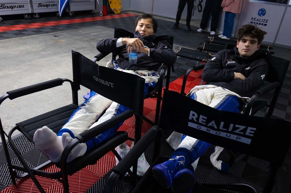 第9戦が赤旗中断となった際、チームメイトのザック・オサリバン（右）とくつろぐ山下