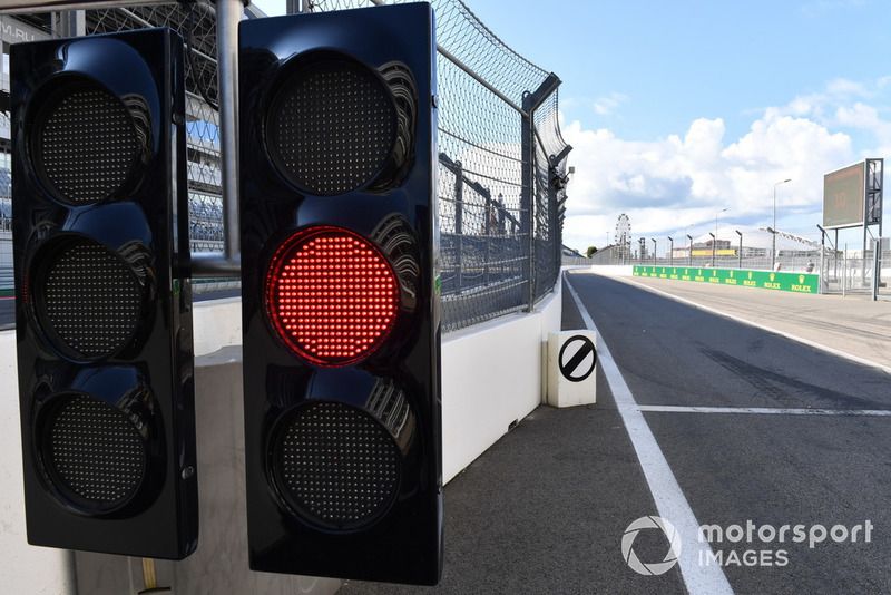 Semaforo rosso all'uscita della pit lane