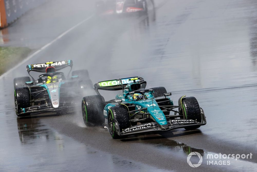 Fernando Alonso, Aston Martin AMR24 lucha con Lewis Hamilton, Mercedes F1 W15 
