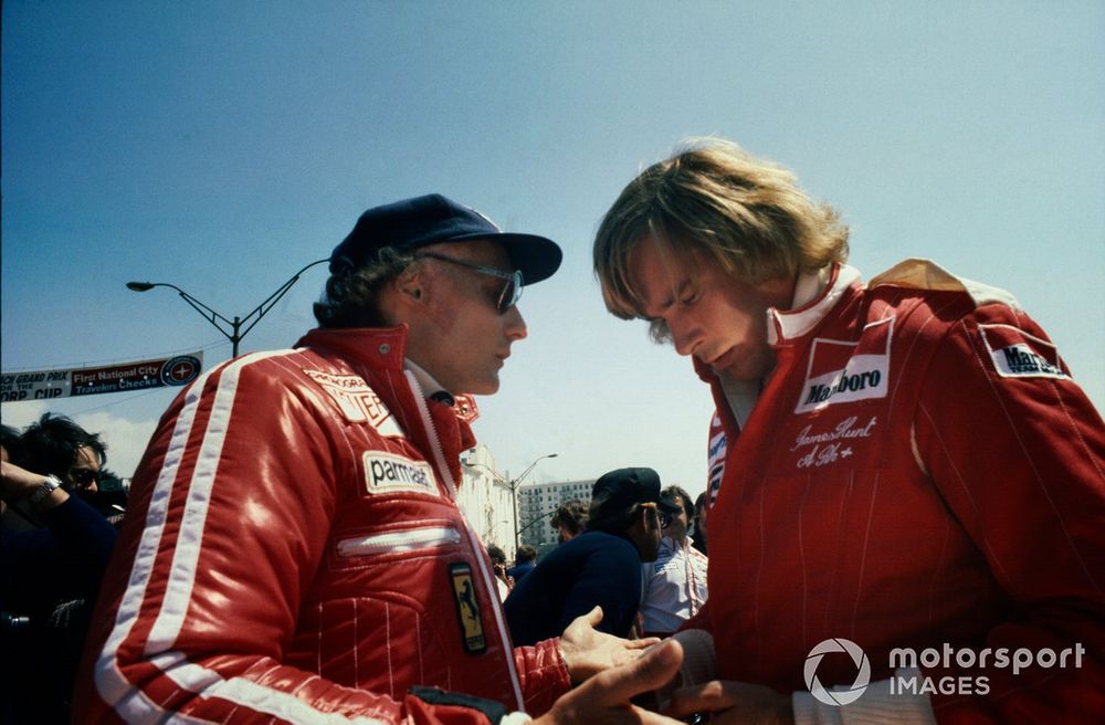 Niki Lauda and James Hunt talk in the pits