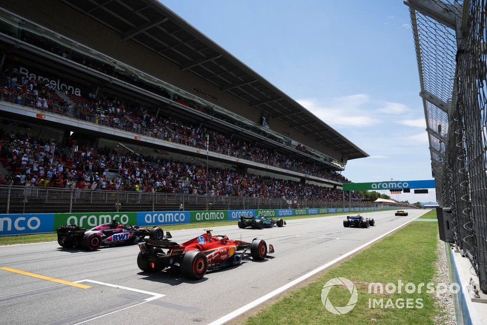 Essais de départ pour Fernando Alonso, Aston Martin AMR24, Esteban Ocon, Alpine A524, Carlos Sainz, Ferrari SF-24