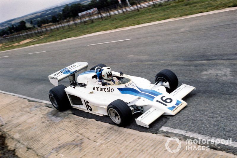 La DN8 du constructeur américain Shadow, ici pilotée par Tom Pryce lors du GP d'Afrique du Sud 1977 lors duquel il perdra la vie. 