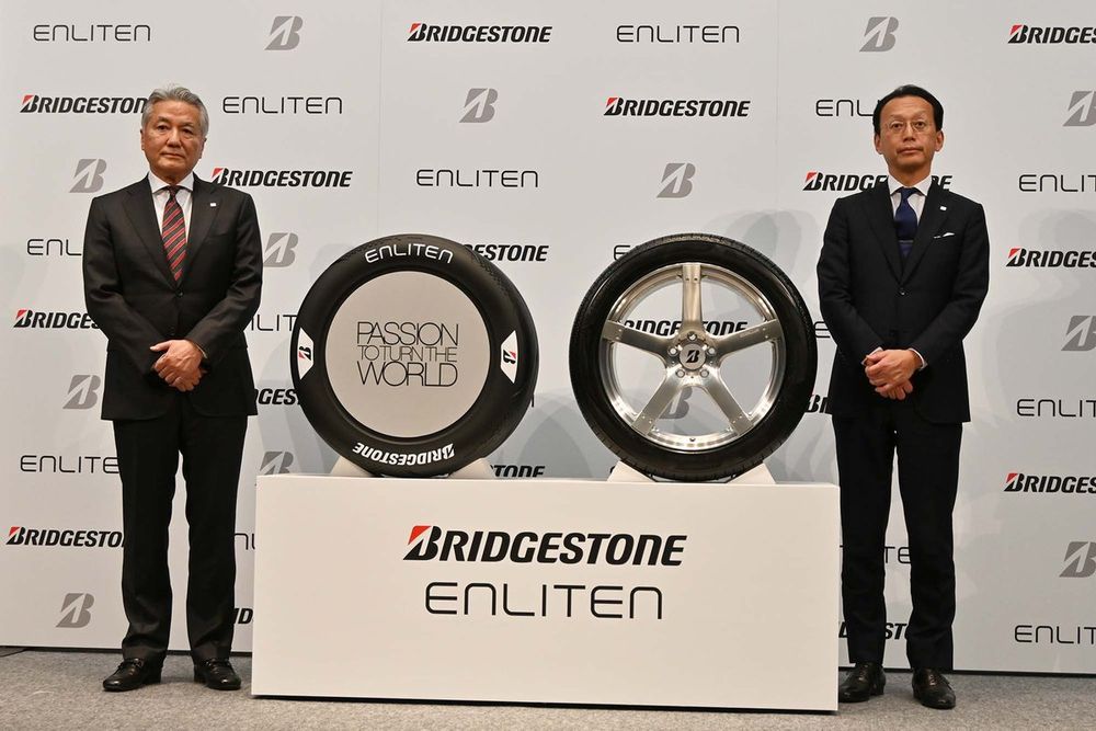 フォーミュラEサプライヤーに決まったことを発表するブリヂストン 石橋秀一Global CEOと草野亜希夫 常務役員／製品開発管掌（2023年）