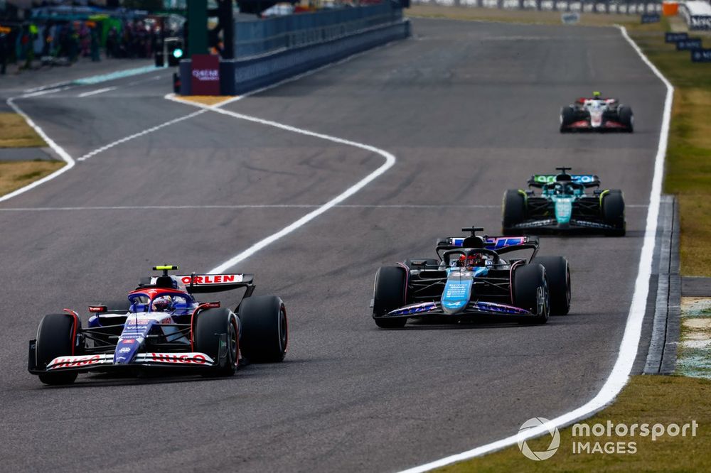 Yuki Tsunoda, VCARB 01 battles with Esteban Ocon, Alpine A524