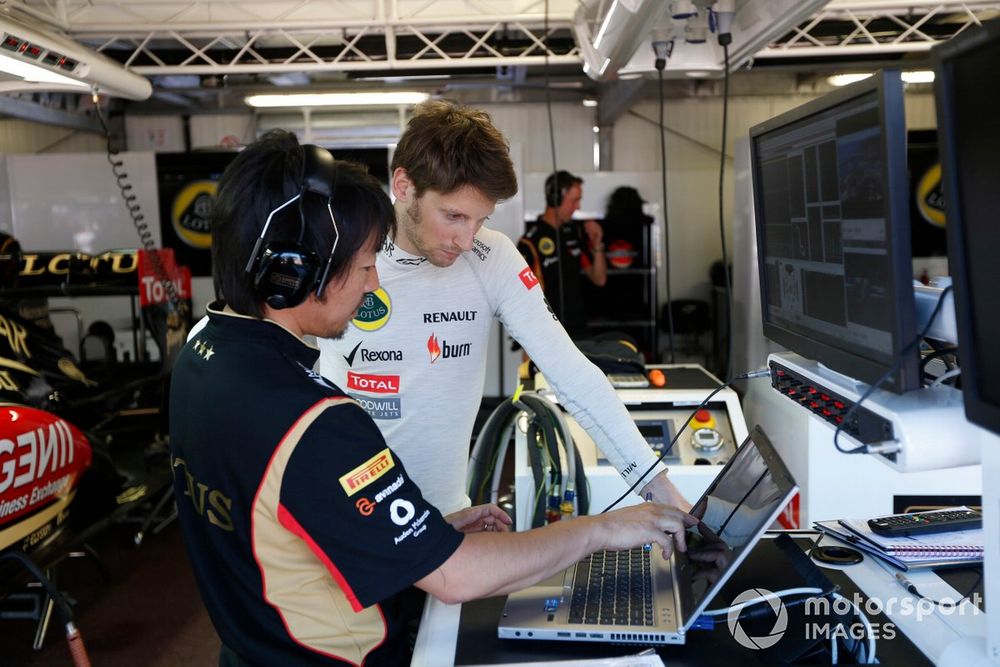 Romain Grosjean bij Lotus. Ayao Komatsu was destijds zijn race-engineer.