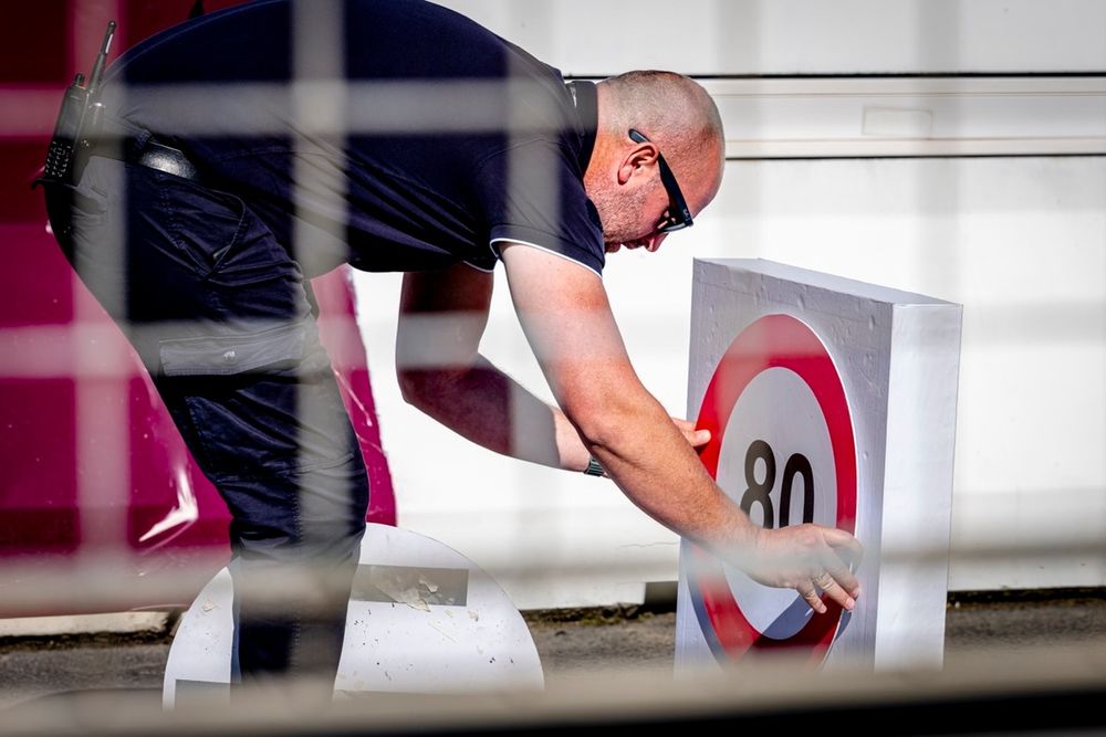 Pitlane speed board