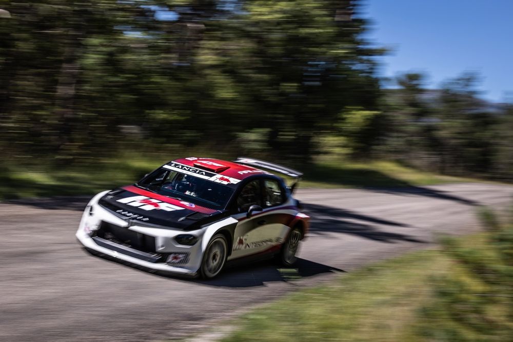 Lancia раскрывает совершенно новый автомобиль Ypsilon Rally2