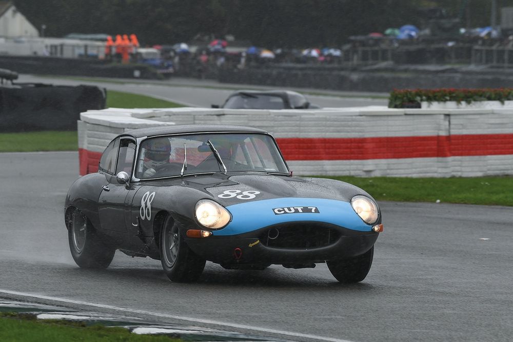 Goodwood victory in famous ʻCUT 7ʼ E-type had a special team connection