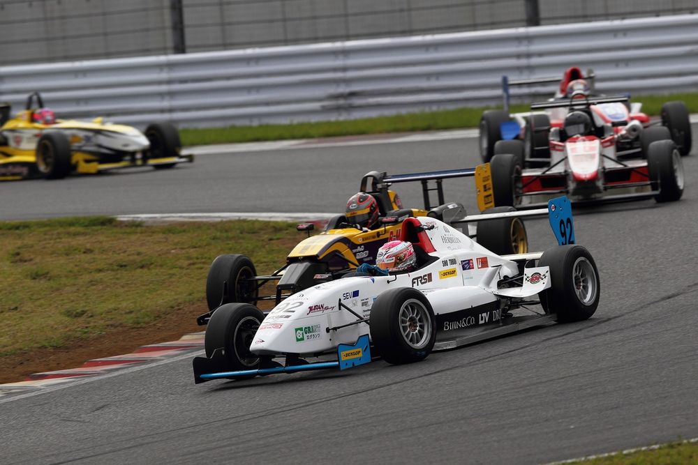 2014年には自ら資金とメンテナンス体制を調達しF4に参戦。ここでの活躍で首の皮一枚繋がることに