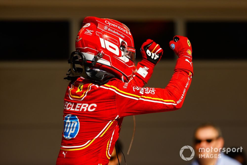 Charles Leclerc, Scuderia Ferrari, 1e positie, viert feest in Parc Ferme