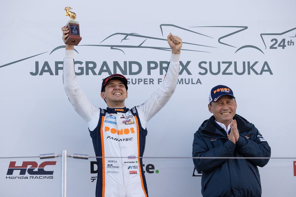 トロフィーを受け取り喜びを爆発させるフラガ