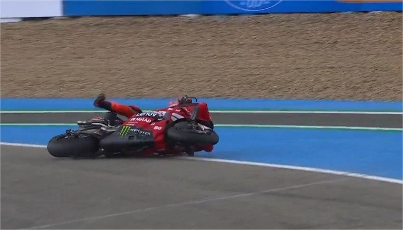 Vídeo: la lluvia desata la locura en Jerez; con caída y polémica de Márquez