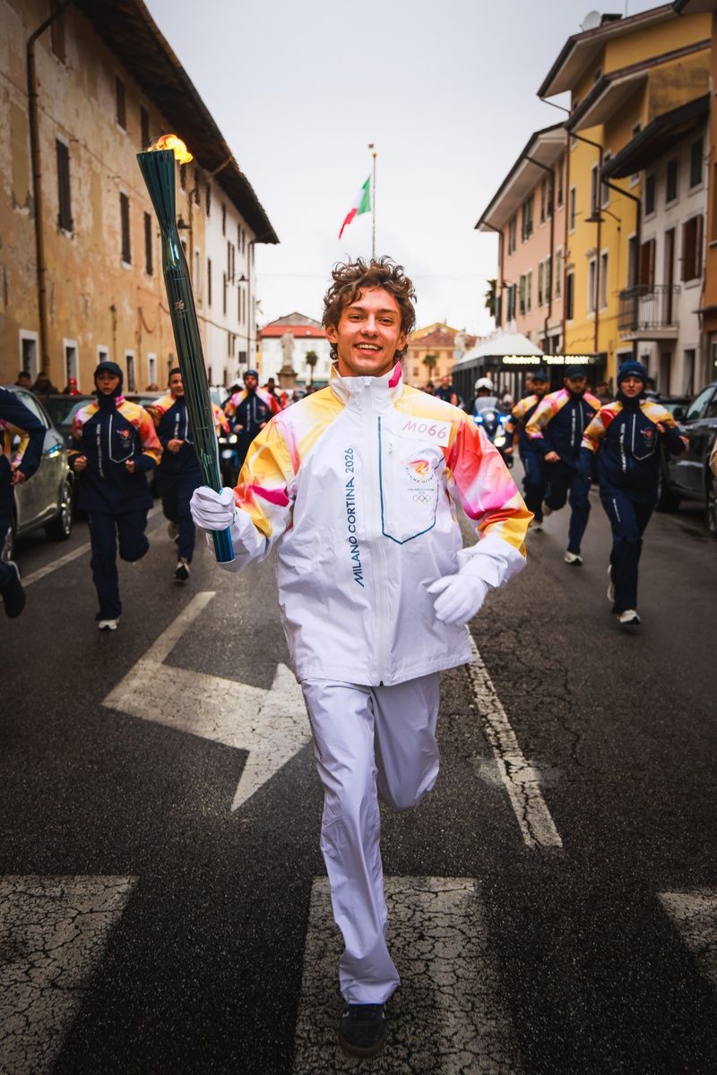 Andrea Kimi Antonelli, pilota Mercedes, tedoforo a Palmanova