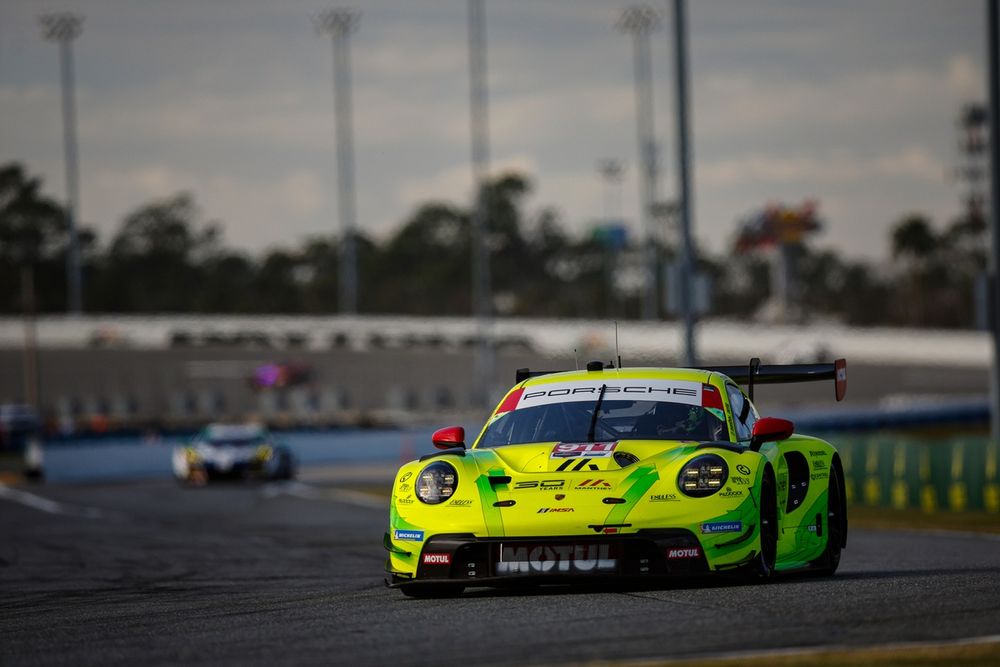 #911 Manthey Porsche 911: Thomas Preining, Klaus Bachler, Ayhancan Guven, Ricardo Feller