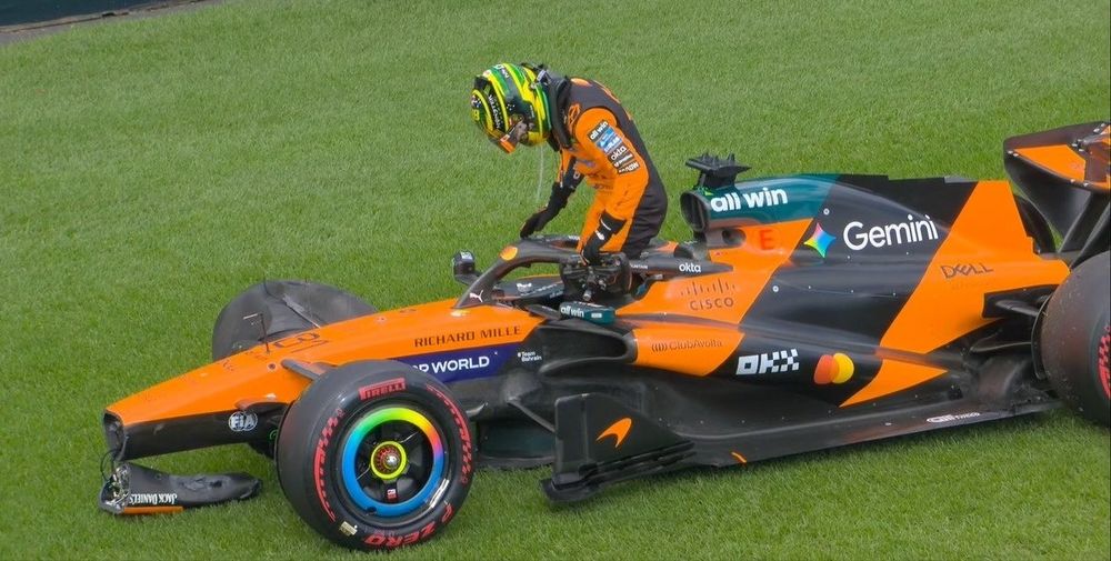 L'ncidente di Oscar Piastri con la McLaren nel giro di formazione della griglia a Melbourne