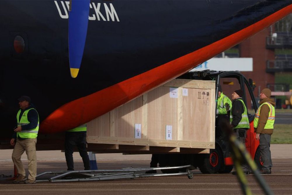 La cassa dell'Aston Martin scaricata dall'Antonov all'aeroporto di Girona