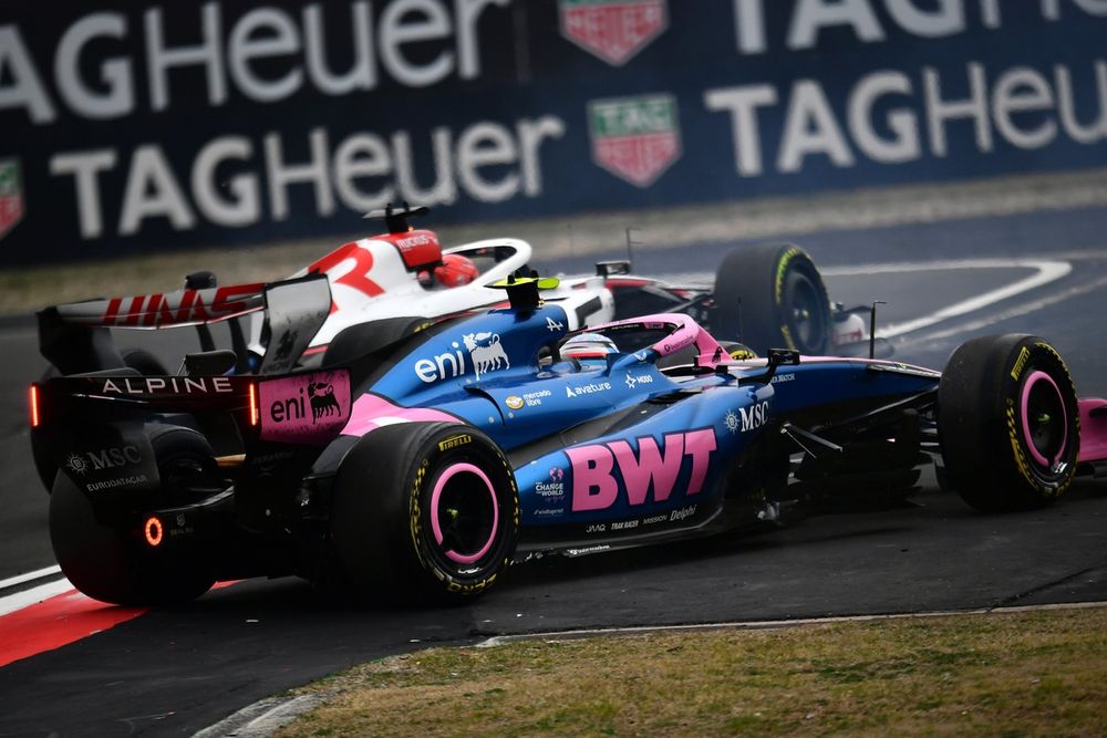 El momento del choque de Esteban Ocon, Haas F1 Team, a Franco Colapinto, Alpine, en el GP de China 2026.