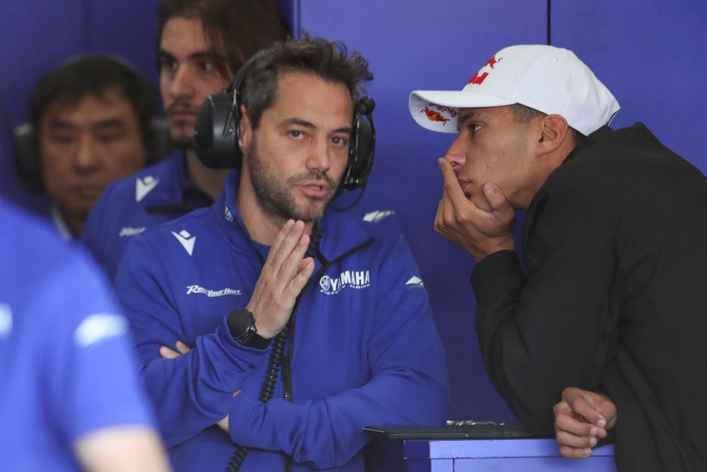 Toprak Razgatlioglu en el garaje de Yamaha Factory Racing junto al que será su nuevo técnico, Alberto Giribuola