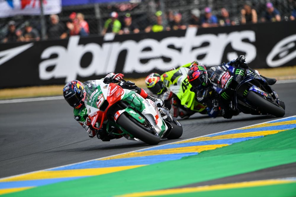 Zarco reina en el caos de Le Mans con una victoria histórica sobre Márquez