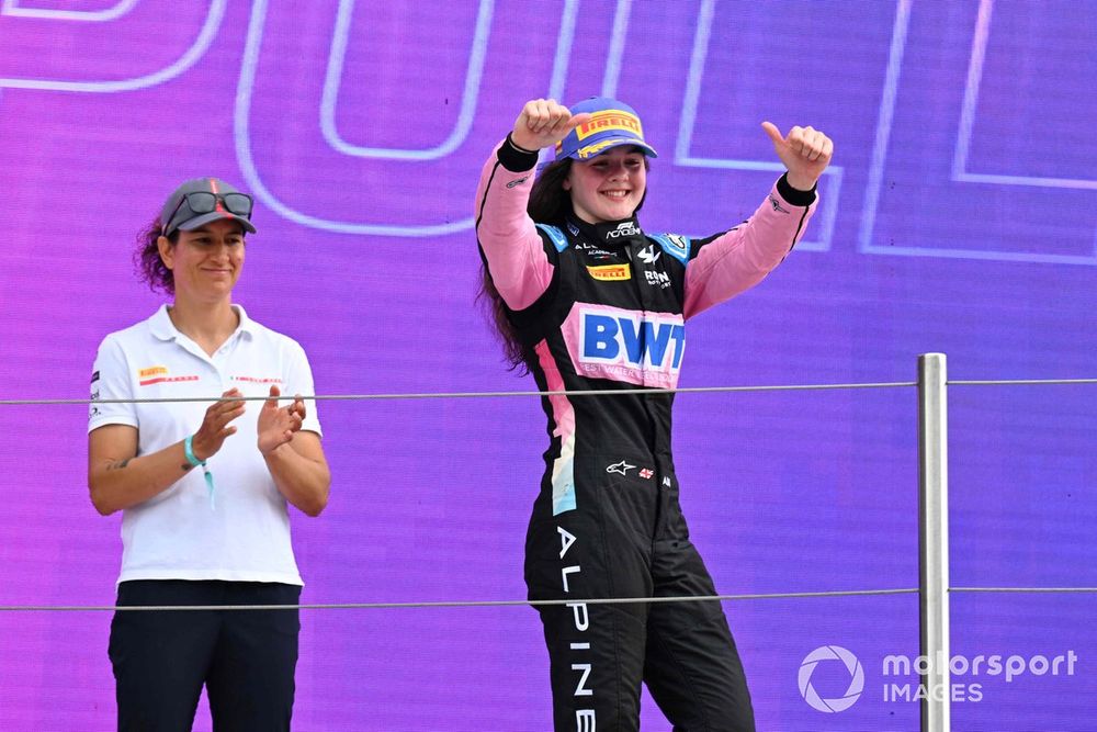 Podio: Ganadora Abbi Pulling, Rodin Motorsport