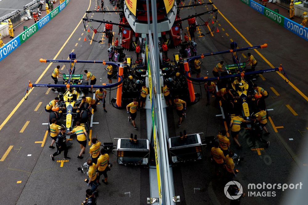 Lando Norris, McLaren MCL38, en boxes