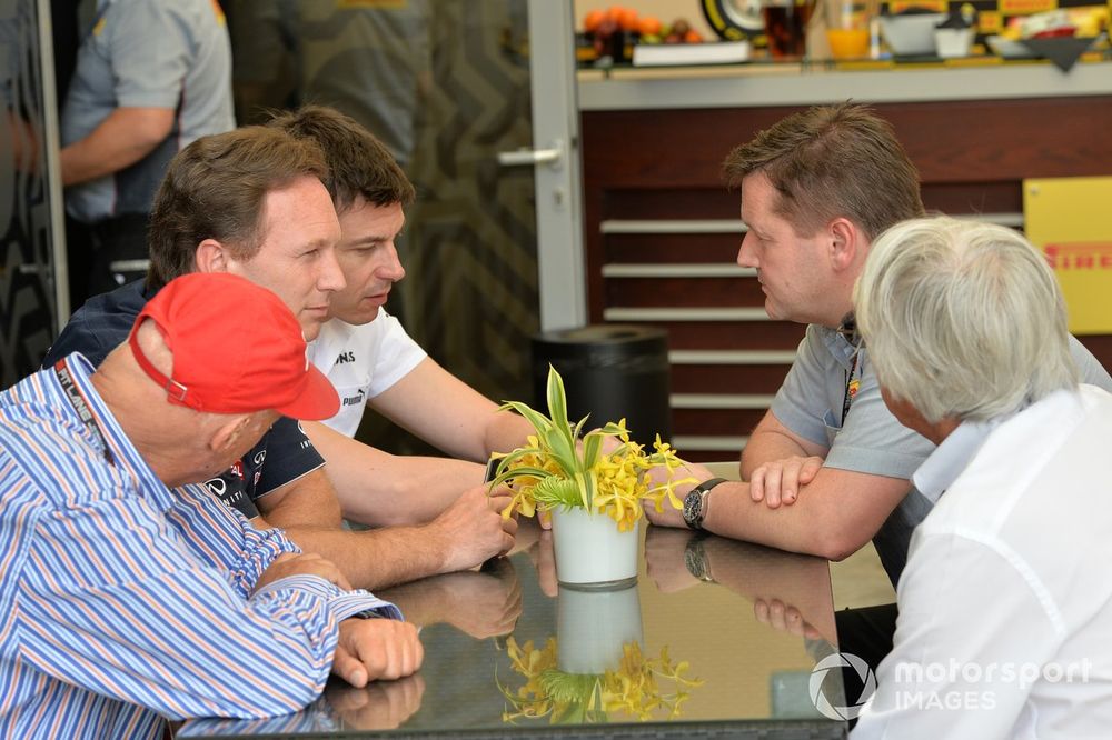 Niki Lauda, Christian Horner, Toto Wolff et Bernie Ecclestone en discussion avec Paul Hembery à Sakhir.