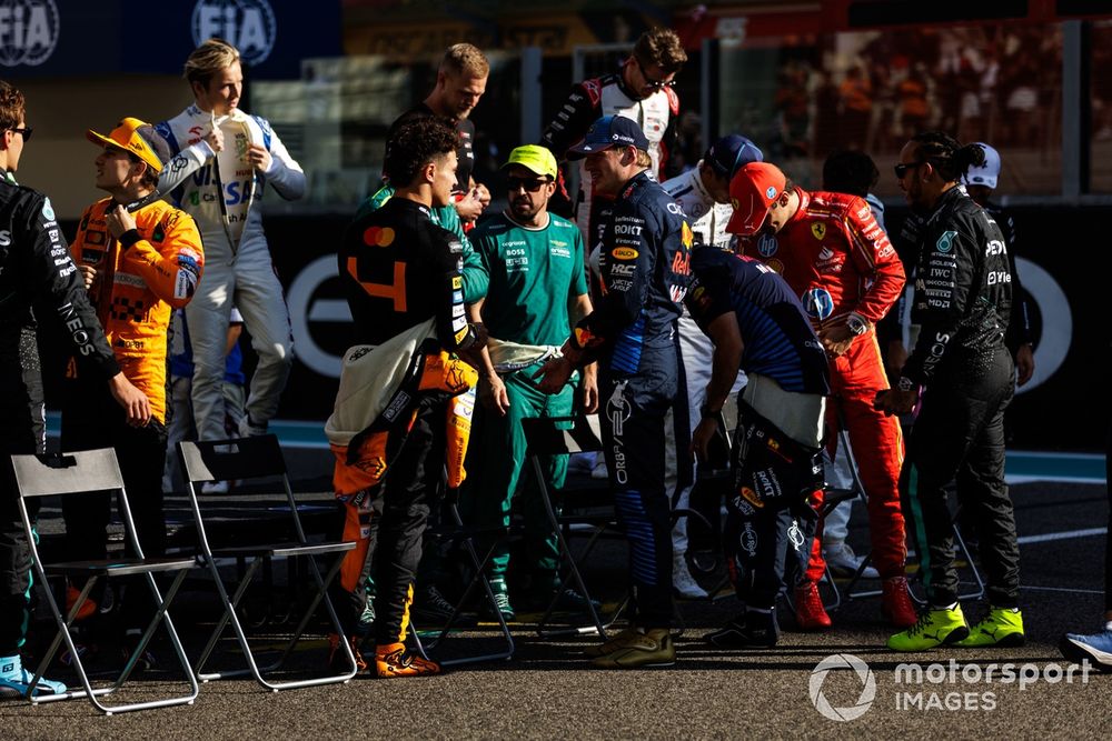 George Russell, Mercedes-AMG F1 Team, Oscar Piastri, McLaren F1 Team, Liam Lawson, Visa Cash App RB F1 Team, Lando Norris, McLaren F1 Team, Kevin Magnussen, Haas F1 Team, Lance Stroll, Aston Martin F1 Team, Fernando Alonso, Aston Martin F1 Team, Max Verstappen, Red Bull Racing, Nico Hulkenberg, Haas F1 Team, Sergio Perez, Red Bull Racing, Charles Leclerc, Scuderia Ferrari en Lewis Hamilton, Mercedes-AMG F1 Team.