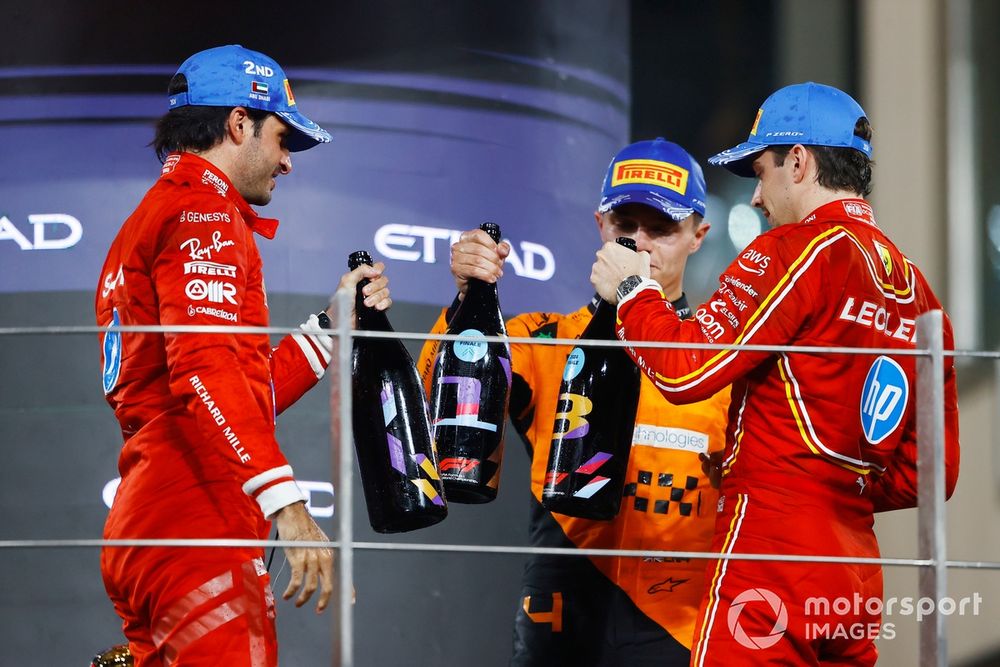 Carlos Sainz, Scuderia Ferrari, Lando Norris, McLaren F1 Team, Charles Leclerc, Scuderia Ferrari