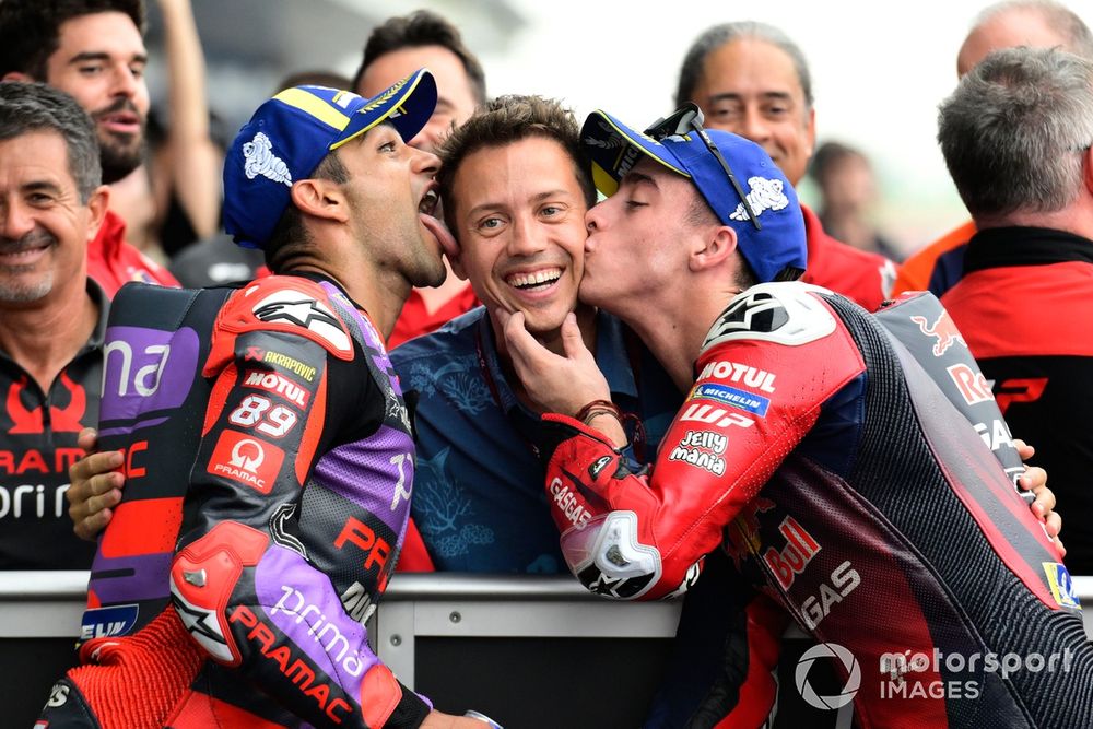 Albert Valera celebra el podio con dos de sus representados, Jorge Martin, Pramac Racing, y Pedro Acosta, Tech3 GASGAS Factory Racing