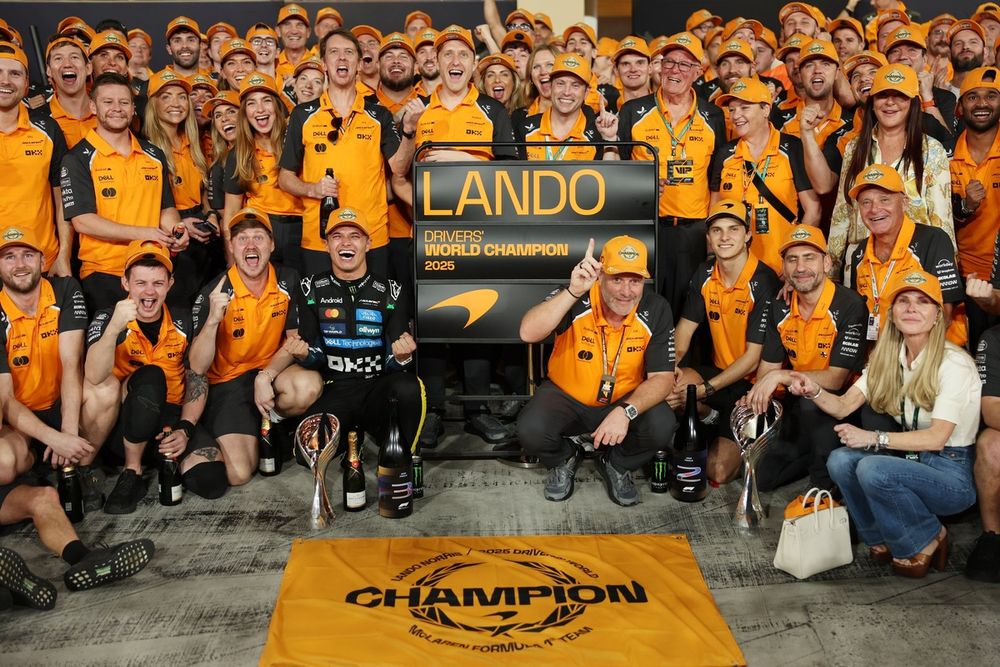 Lando Norris, McLaren, Oscar Piastri, McLaren, Andrea Stella, McLaren, Zak Brown, McLaren