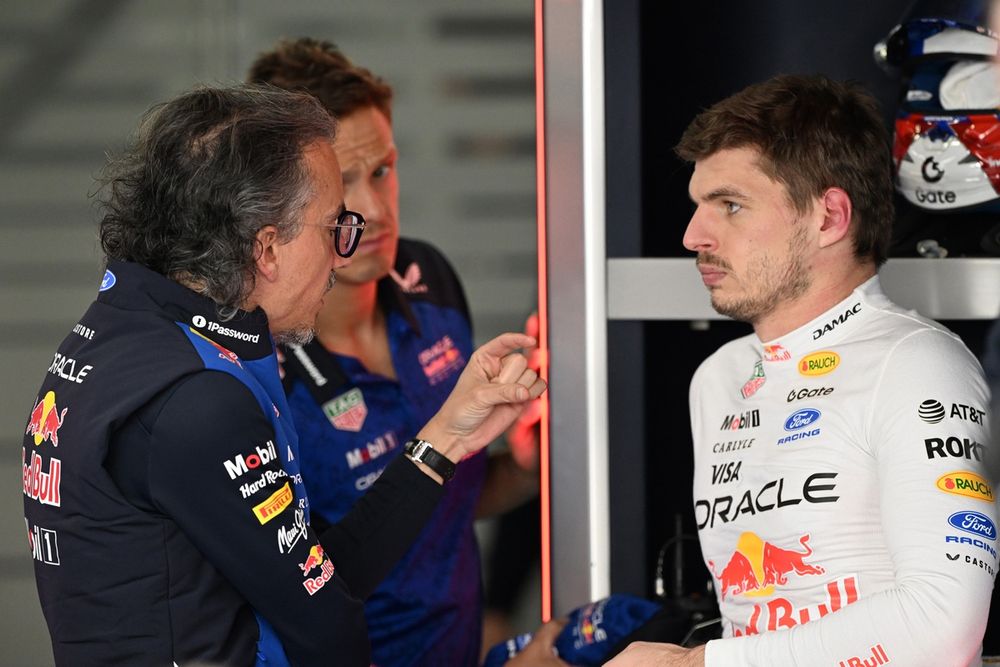 Laurent Mekies discute con Max Verstappen dopo le deludenti prove libere a Suzuka