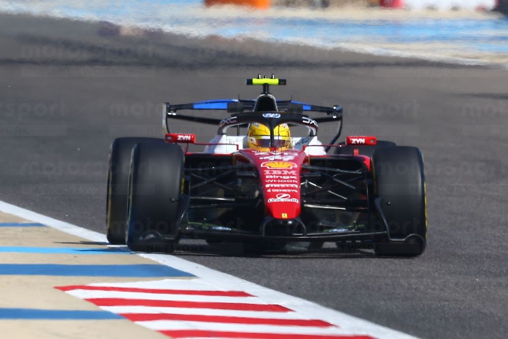 Aquí se ve la fase de rotación del flap trasero, con la parte frontal con los logos de HP que, continuando girando, acabará orientada hacia abajo.