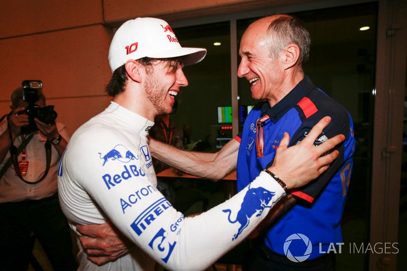 Pierre Gasly y Franz Tost, director de Toro Rosso, celebran su cuarto puesto en Baréin en 2018.