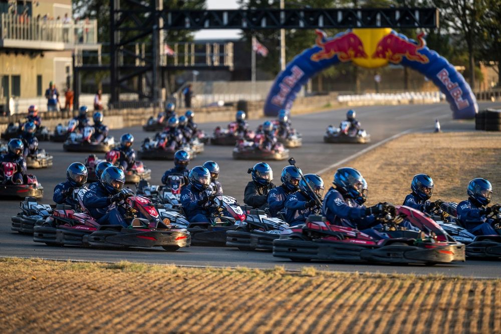 Les préparatifs de la course de karting de Max Verstappen sur le tracé remanié de Silverstone.