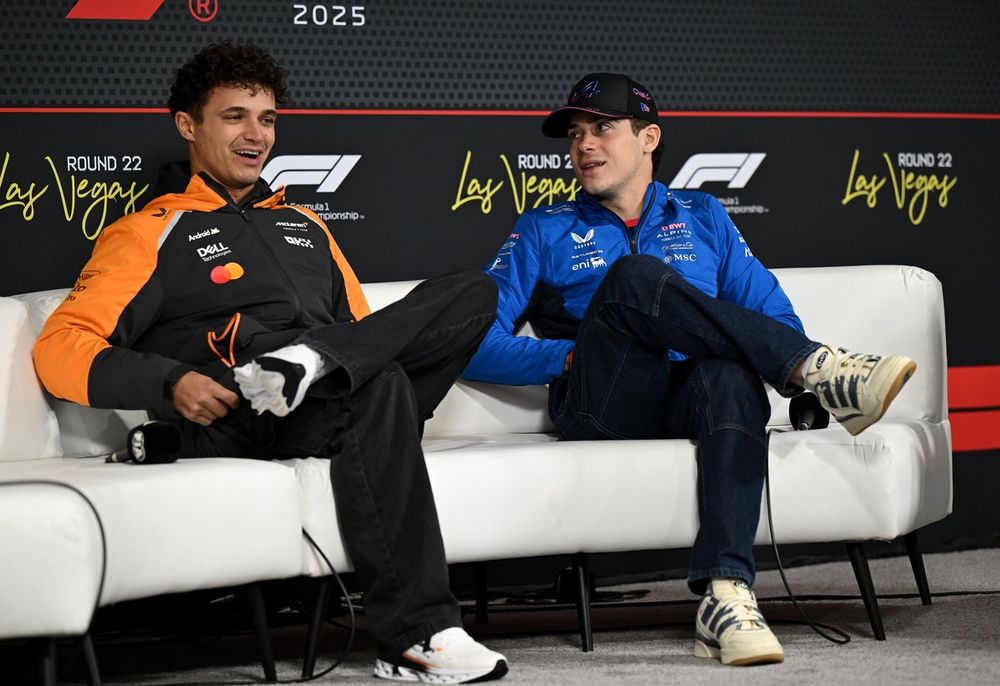 Lando Norris, McLaren, Franco Colapinto, Alpine, en la conferencia de prensa oficial de Las Vegas.