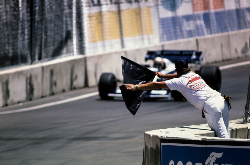 Marshall levanta uma bandeira negra, GP de Dallas