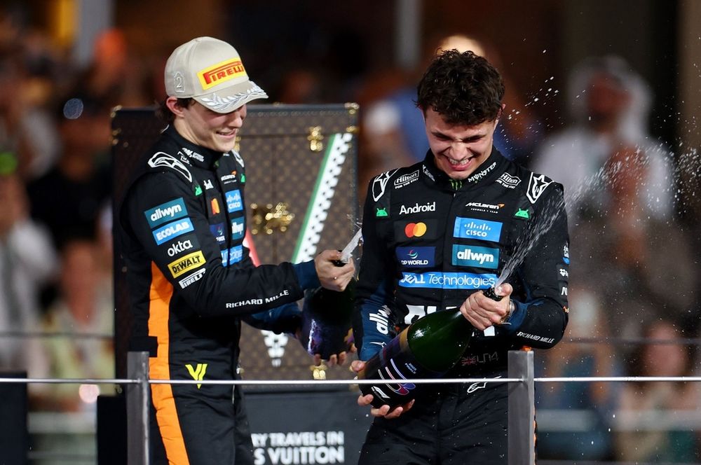 Lando Norris et Oscar Piastri sur le podium d'Abu Dhabi.