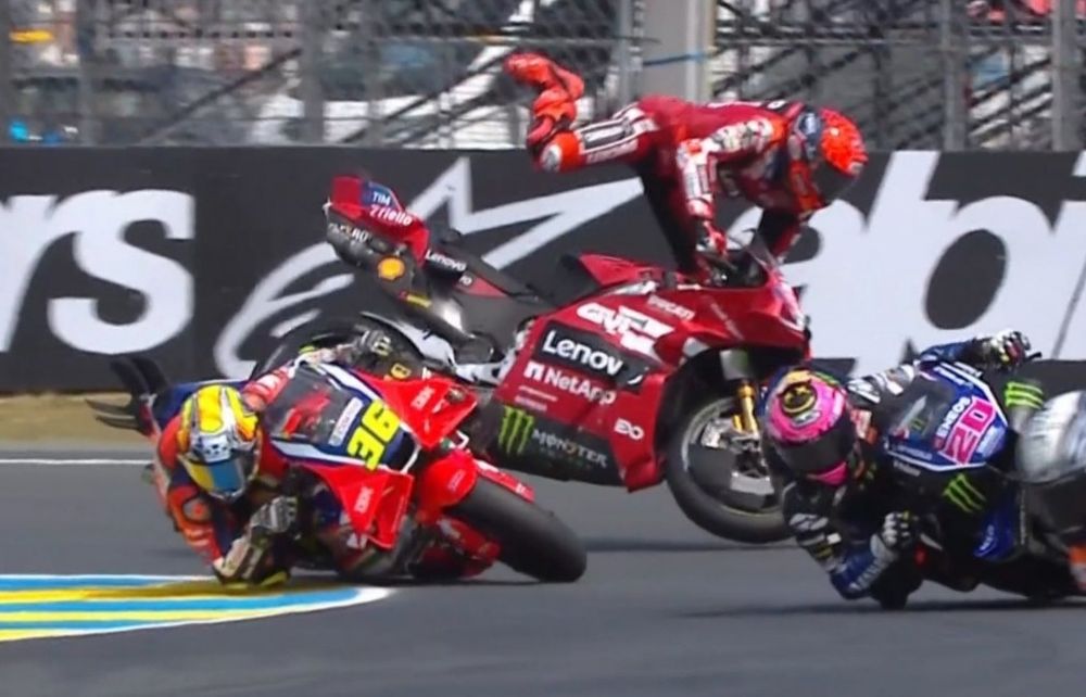 Vídeo: fuerte accidente de Marc Márquez en la sprint de Le Mans; sale cojeando