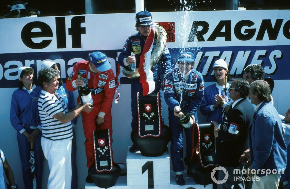 Keke Rosberg wint de Zwitserse Grand Prix van 1982. Links Niki Lauda, rechts Alain Prost.