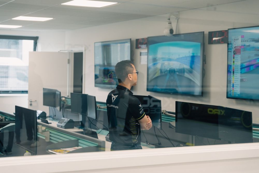 Il remote garage in cui il team da Silverstone può seguire le operazioni in pista: il numero di persone è limitato da regolamento