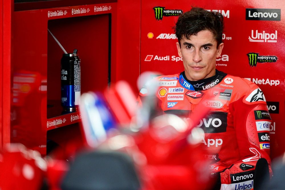 Marc Márquez, lesionado tras tirarle Bezzecchi en la carrera de Mandalika