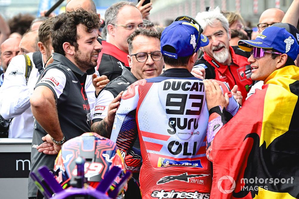 Marc Márquez, Gresini Racing, saluda a Gigi Dall'Igna, director general de Ducati